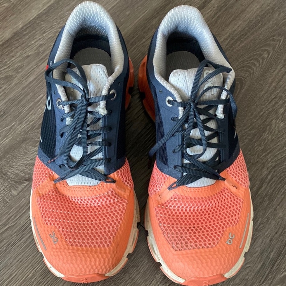 On cloud running shoes. Only worn 2 times, like new.
